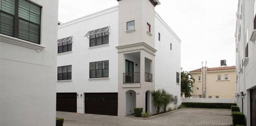 Adosado en Tampa, Florida 4 dormitorios, 262.36 m2 № 1557381