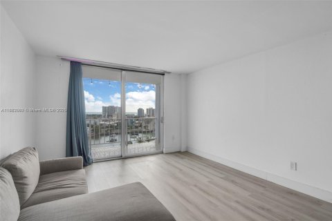 Снять в аренду кондоминиум в Майами-Бич, Флорида 2 спальни, 108.7м2, № 1958025 - фото 3