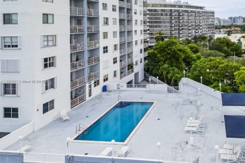 Снять в аренду кондоминиум в Майами-Бич, Флорида 2 спальни, 108.7м2, № 1958025 - фото 25