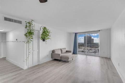 Снять в аренду кондоминиум в Майами-Бич, Флорида 2 спальни, 108.7м2, № 1958025 - фото 1