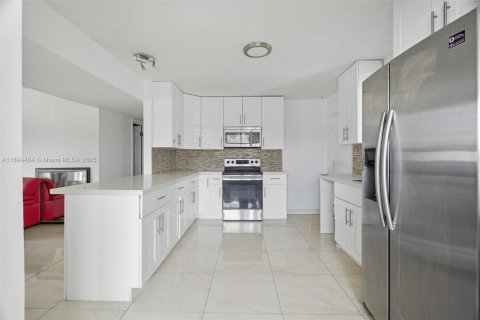 Casa en venta en Hollywood, Florida, 3 dormitorios, 106.28 m2 № 1945931 - foto 2