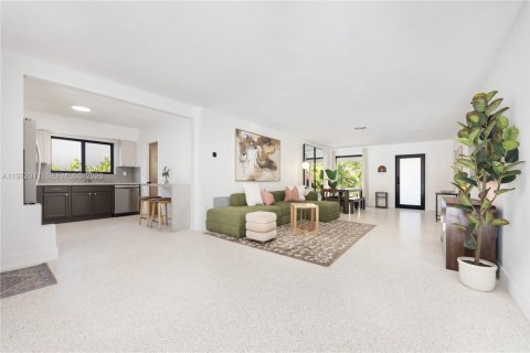 House in Miami, Florida 3 bedrooms, 154.22 sq.m. № 2042686 - photo 8