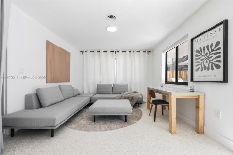 House in Miami, Florida 3 bedrooms, 154.22 sq.m. № 2042686 - photo 16