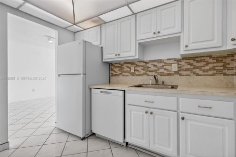 Condo in Sunny Isles Beach, Florida, 1 bedroom  № 2039537 - photo 9