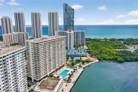 Condo in Sunny Isles Beach, Florida, 1 bedroom  № 2039537 - photo 2