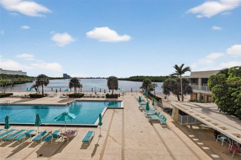 Condo in Sunny Isles Beach, Florida, 1 bedroom  № 2039537 - photo 18