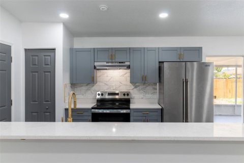 House in Land O' Lakes, Florida 3 bedrooms, 116.69 sq.m. № 1805202 - photo 15