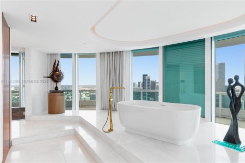 Condo in Miami, Florida, 4 bedrooms  № 2059923 - photo 22