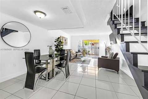 Townhouse in Hialeah, Florida 2 bedrooms, 92.9 sq.m. № 2059287 - photo 6