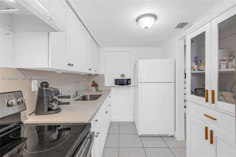 Townhouse in Hialeah, Florida 2 bedrooms, 92.9 sq.m. № 2059287 - photo 4