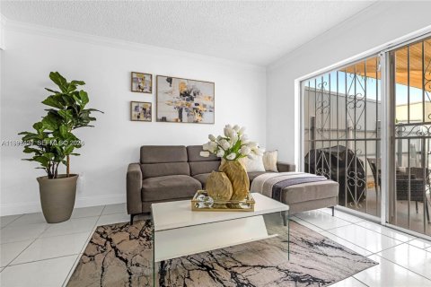 Townhouse in Hialeah, Florida 2 bedrooms, 92.9 sq.m. № 2059287 - photo 18