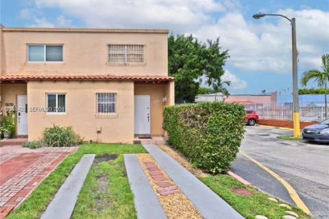 Townhouse in Hialeah, Florida 2 bedrooms, 92.9 sq.m. № 2059287 - photo 1