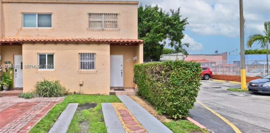 Townhouse in Hialeah, Florida 2 bedrooms, 92.9 sq.m. № 2059287