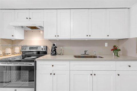 Townhouse in Hialeah, Florida 2 bedrooms, 92.9 sq.m. № 2059287 - photo 3