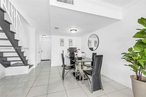 Townhouse in Hialeah, Florida 2 bedrooms, 92.9 sq.m. № 2059287 - photo 5
