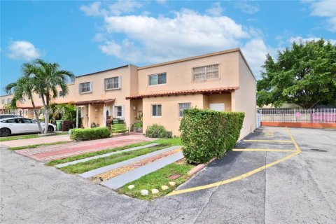 Townhouse in Hialeah, Florida 2 bedrooms, 92.9 sq.m. № 2059287 - photo 24