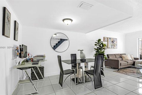 Townhouse in Hialeah, Florida 2 bedrooms, 92.9 sq.m. № 2059287 - photo 17