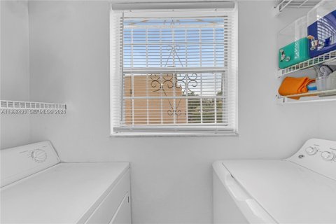 Townhouse in Hialeah, Florida 2 bedrooms, 92.9 sq.m. № 2059287 - photo 16