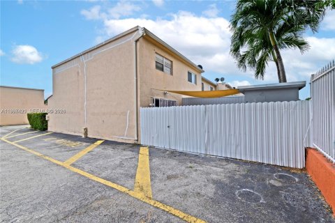 Townhouse in Hialeah, Florida 2 bedrooms, 92.9 sq.m. № 2059287 - photo 25