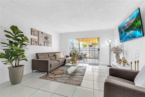 Townhouse in Hialeah, Florida 2 bedrooms, 92.9 sq.m. № 2059287 - photo 2