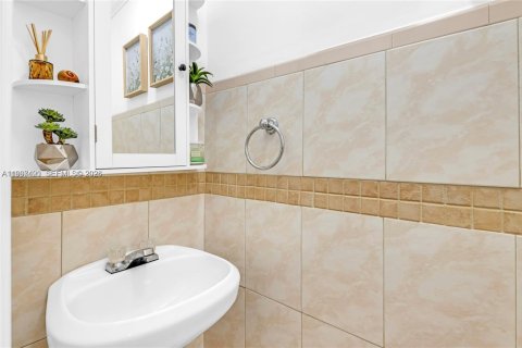 Townhouse in Hialeah, Florida 2 bedrooms, 92.9 sq.m. № 2059287 - photo 21
