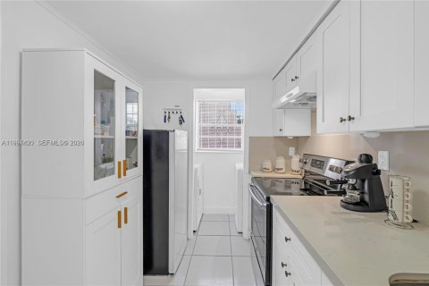 Townhouse in Hialeah, Florida 2 bedrooms, 92.9 sq.m. № 2059287 - photo 15