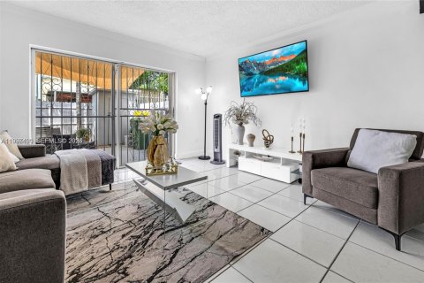 Townhouse in Hialeah, Florida 2 bedrooms, 92.9 sq.m. № 2059287 - photo 14