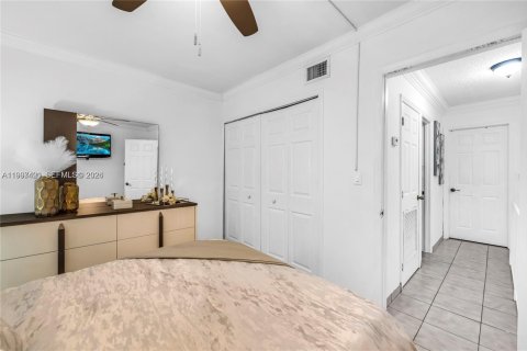 Townhouse in Hialeah, Florida 2 bedrooms, 92.9 sq.m. № 2059287 - photo 12