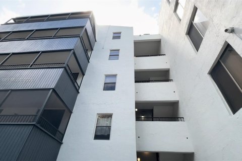 Condo in Miami, Florida, 2 bedrooms  № 2152889 - photo 6