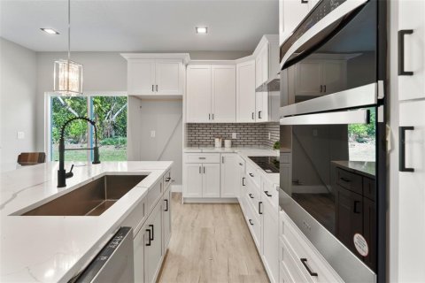 House in Apopka, Florida 4 bedrooms, 176.98 sq.m. № 1654833 - photo 1