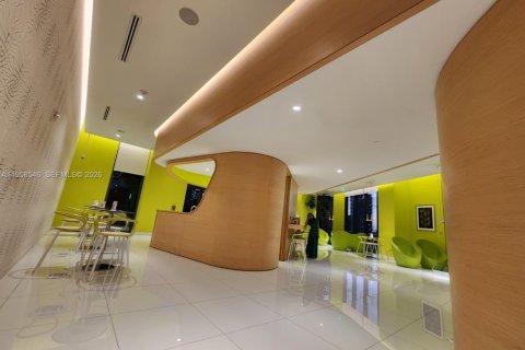 Condo in Miami, Florida, 3 bedrooms  № 2020881 - photo 25