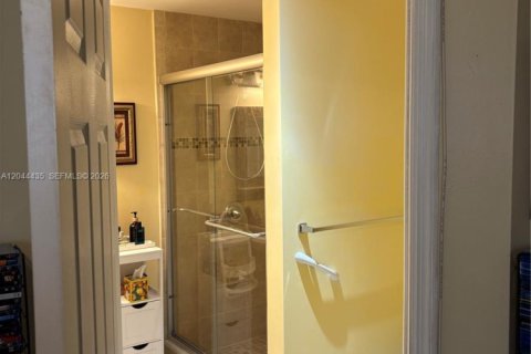 Villa ou maison à vendre à Miami, Floride: 4 chambres, 260.96 m2 № 2259758 - photo 23