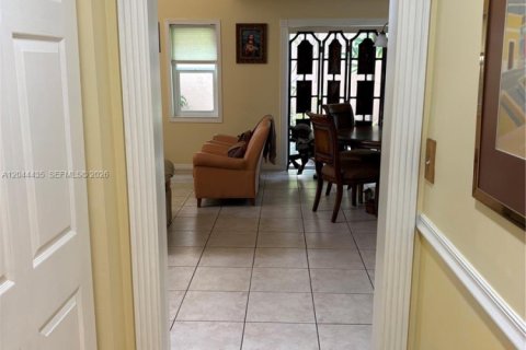 Villa ou maison à vendre à Miami, Floride: 4 chambres, 260.96 m2 № 2259758 - photo 7