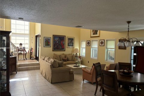 Villa ou maison à vendre à Miami, Floride: 4 chambres, 260.96 m2 № 2259758 - photo 3