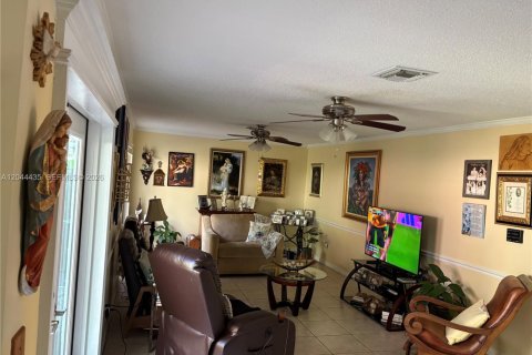 Villa ou maison à vendre à Miami, Floride: 4 chambres, 260.96 m2 № 2259758 - photo 6