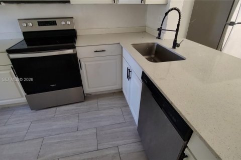 House in Coral Springs, Florida 3 bedrooms, 111.48 sq.m. № 2009919 - photo 2