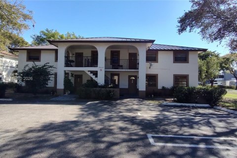 House in Coral Springs, Florida 3 bedrooms, 111.48 sq.m. № 2009919