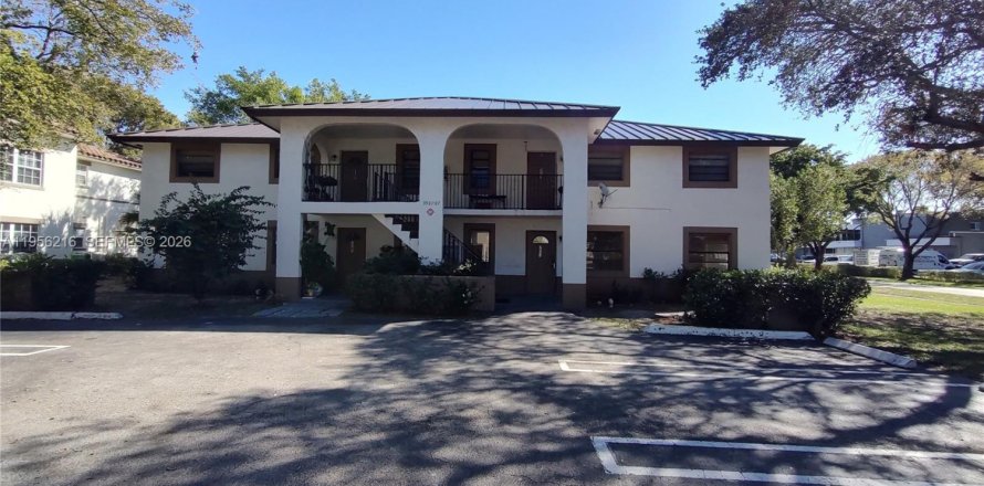 House in Coral Springs, Florida 3 bedrooms, 111.48 sq.m. № 2009919