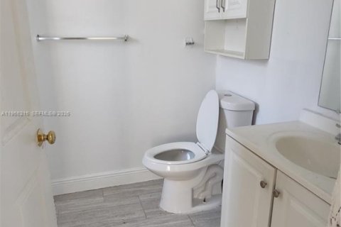 House in Coral Springs, Florida 3 bedrooms, 111.48 sq.m. № 2009919 - photo 9