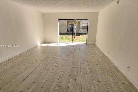 House in Coral Springs, Florida 3 bedrooms, 111.48 sq.m. № 2009919 - photo 4