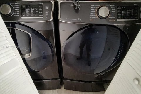 House in Coral Springs, Florida 3 bedrooms, 111.48 sq.m. № 2009919 - photo 14