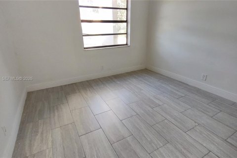 House in Coral Springs, Florida 3 bedrooms, 111.48 sq.m. № 2009919 - photo 5