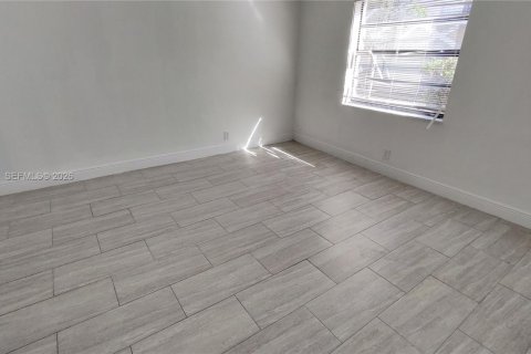 House in Coral Springs, Florida 3 bedrooms, 111.48 sq.m. № 2009919 - photo 8