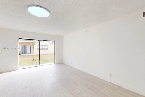 House in Coral Springs, Florida 3 bedrooms, 111.48 sq.m. № 2009919 - photo 13