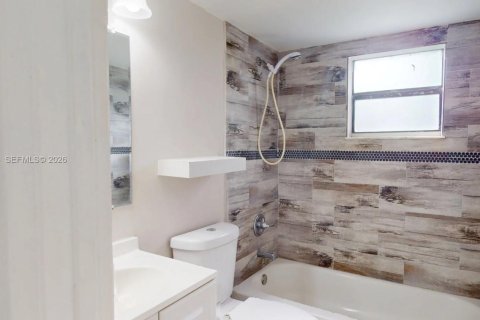 House in Coral Springs, Florida 3 bedrooms, 111.48 sq.m. № 2009919 - photo 12