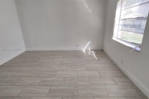 House in Coral Springs, Florida 3 bedrooms, 111.48 sq.m. № 2009919 - photo 7