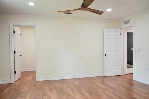 House in DeLand, Florida 4 bedrooms, 216 sq.m. № 2237233 - photo 8