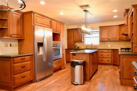 House in DeLand, Florida 4 bedrooms, 216 sq.m. № 2237233 - photo 2