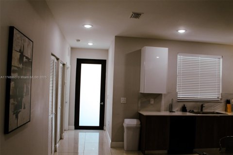 House in Lehigh Acres, Florida 3 bedrooms, 117.71 sq.m. № 1711056 - photo 17