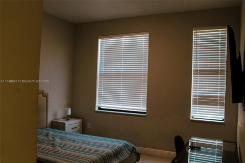 House in Lehigh Acres, Florida 3 bedrooms, 117.71 sq.m. № 1711056 - photo 28